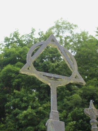 Croix sur la grille du cimeti�re -- Cliquez pour voir l'image en entier